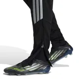 Pantalón deportivo Adidas Tiro 26 League para hombre, de color negro con las clásicas tres tiras de la marca en los laterales y el logo estampado en una pierna. Cuenta con cintura elástica y diseño ajustado en las pantorrillas.
