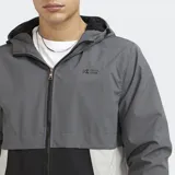 Campera ligera con capucha y cierre frontal, diseño color block en negro, marrón y beige. Cuenta con interior de polar y puños elásticos.