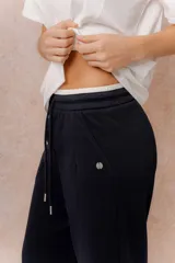 Pantalón celeste de pierna recta y silueta amplia, con cintura elástica y cordón regulable.