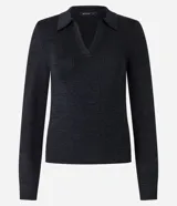 Blusa de punto ajustada color negro, con cuello polo y escote pronunciado en V. Presenta un tejido acanalado vertical en el torso y mangas largas.