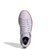 Championes Adidas Grand Court Base 2.0, color lila con las tres tiras laterales en blanco y detalles en verde. Suela color caramelo. Inspirados en el estilo atemporal de los años 70.