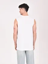 Musculosa blanca con estampado de palmeras rojas y texto "Closed for the weekend".