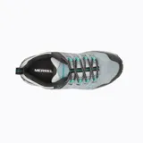 Championes de senderismo Merrell modelo Crosslander 3, confeccionados en gamuza y malla transpirable. Presentan un diseño en tonos gris y azul oscuro con detalles en turquesa, puntera protectora resistente a la abrasión, entresuela de espuma EVA y suela de goma con tracción duradera.