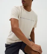 Remera deportiva de manga corta y cuello redondo, confeccionada en tejido tecnológico de poliamida con propiedades de secado rápido y alta respirabilidad. Presenta un diseño minimalista con estampa frontal de lettering discreto.
