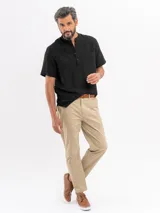 Pantalón chino de corte regular y tiro medio, con cierre de botón y cremallera. Cuenta con bolsillos laterales y traseros, y terminación recta.