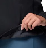 Buzo polar de mujer con cierre frontal parcial, cuello alto y bolsillo con cierre en el pecho. Presenta un diseño técnico con tejido de secado rápido y tecnología de absorción de humedad.