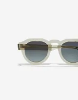 Lentes de sol unisex con montura transparente color verde oliva y lentes grises degradé.