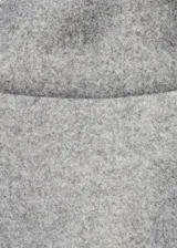 Buzo de cuello alto confeccionado en tejido de felpa, con diseño recto y manga larga.
