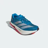 Championes de running Adidas Adizero Boston 13, color azul con detalles en plateado y acentos en fucsia. Presentan una estructura de malla transpirable, mediasuela con tecnología Lightstrike Pro para mayor retorno de energía y suela de caucho Continental para un agarre superior.