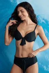 Top de bikini con copa color negro, con tirantes ajustables y detalle de nudo frontal.