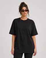 Remerón de corte oversize, color negro, con cuello redondo y mangas cortas. Confeccionado en algodón.