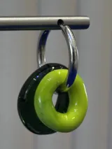 Aros de argolla de plata 925 con dijes circulares de vidrio en colores verde musgo y verde lima.