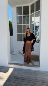 Pollera larga de corte recto con estampado animal print en tonos marrones. Presenta una caída fluida y cintura elástica.