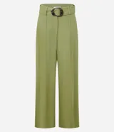 Pantalón pantalona color verde oliva, confeccionado en tejido orly con viscosa certificada. Presenta trabillas largas en la cintura, cierre tradicional, bolsillos y frisos delanteros. Incluye cinturón largo de tejido con hebilla irregular.