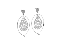 Par de caravanas colgantes de acero plateado. El diseño consiste en un poste triangular que sostiene un dije calado con forma de gota con patrón geométrico tipo arabesco. Este dije está suspendido dentro de un aro exterior ovalado, que termina con un pequeño cristal incrustado en la parte inferior.