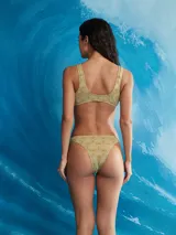 Top de bikini color pistacho con estampado de abanicos y aro metálico en el centro.