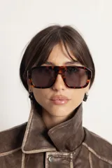 Lentes de sol con armazón de policarbonato en diseño carey y protección UV400.