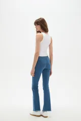 Musculosa blanca de bretel ancho, con cuello en V y ajuste al cuerpo.