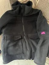 Campera de polar con estampado de cebra y forro de polar negro.