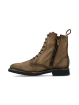 Borcego acordonado de cuero vacuno color beige, con cordones oscuros y suela de Eva. Presenta detalles metálicos en los ojales y logo institucional grabado en el talón.