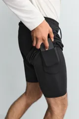 Pantalones cortos de entrenamiento 2 en 1 de color marrón, confeccionados por Zara Athleticz en tejido técnico ligero y elástico con malla interior. Cuenta con cintura elástica ajustable con cordón y bolsillos laterales.