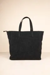 Bolso tipo tote color marrón con tachas plateadas en los bordes y monedero colgante con cierre.