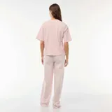 Conjunto de pijama de dos piezas compuesto por una remera de manga corta con estampado frontal del personaje Angel y un pantalón largo de corte recto con diseño a rayas verticales finas.