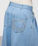 Pantalón baggy de denim de algodón orgánico y reciclado, color celeste claro, con pliegues frontales, bolsillos laterales y dobladillo vuelto en la parte inferior.