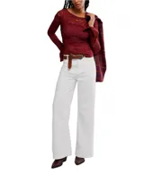 Blusa de manga larga color rojo oscuro (vino/borgoña) con textura de encaje floral y escote redondo.