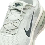 Championes de running Nike Vomero 18, color negro con detalles en rojo y amarillo, entresuela ZoomX blanca y suela negra.