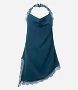 Blusa frente única de satén color verde petróleo, con escote degagê y detalles de encaje en los bordes y ruedo asimétrico.