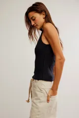 Musculosa blanca de algodón elastizado, de corte entallado, con escote en V y diseño de canalé.