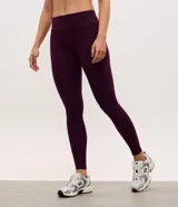 Calza legging deportiva de poliamida color marrón, con cintura alta de 10 cm y diseño ajustado al cuerpo.