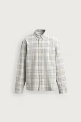 Camisa regular fit confeccionada en tejido de algodón con diseño de cuadros en tonos celestes y beige, cuello con botones, manga larga con puño abotonado y bolsillo de parche en el pecho.