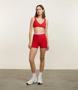 Bermuda deportiva roja de microfibra, con tiro alto y cintura elástica contrastante en color rosado.