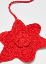 Top de bikini estilo halter confeccionado en tejido de crochet color rojo, con diseño de flores en las copas y cierre de lazo en la espalda.