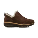 Bota casual tipo slip-on de gamuza marrón con forro interior de peluche. Presenta un diseño de ajuste relajado, suela de goma con tracción y detalle de marca grabado en el lateral.