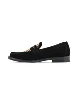 Mocasín de gamuza negra con detalle de pelo sintético con estampado animal print tipo cebra en el empeine.