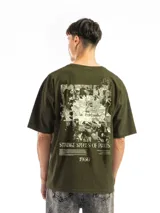 Remera blanca de corte oversize con cuello redondo y manga corta. Presenta un pequeño estampado frontal de un envase de bebida con texto en japonés y una flor.