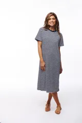 Vestido midi a rayas horizontales azul marino y blanco, de corte recto y manga corta.