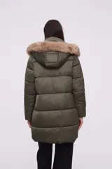 Campera puffer de color verde militar, con cierre frontal, bolsillos laterales y capucha con borde de piel sintética.