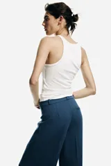 Pantalón sastrero de tiro alto y perneras amplias en color azul, con pinzas delanteras y traseras marcadas, y trabillas para cinturón.
