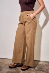Pantalón de corte ancho con estampado a cuadros vichy en tonos marrón y tostado, cintura elástica y diseño fluido.