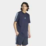 Remera Adidas de cuello redondo y manga corta, color azul marino con las icónicas tres rayas en celeste sobre los hombros y logo de la marca bordado en el centro del pecho.
