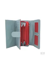 Billetera plegable color mostaza con acabado brillante, con panel frontal que repite el texto "LOVE" en blanco y rojo. Incluye un llavero desmontable en forma de corazón rojo con el texto "OREIRO LOVE".