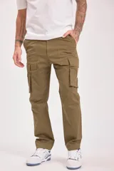 Pantalón cargo color caqui con múltiples bolsillos y corte recto.