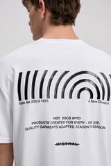Remera oversize de manga corta color marrón con estampa pequeña en el pecho y estampa geométrica en la espalda.