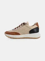 Championes de estilo urbano con diseño multicolor en tonos beige, marrón y negro. Presentan perforaciones decorativas en los laterales, cordones marrones y una suela de goma con efecto moteado.