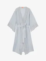 Kimono de lino color beige, de silueta fluida, con escote en V, mangas amplias, lazo para ajustar en la cintura y delicadas guardas de encaje en solapas y puños.