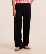 Pantalón baggy de jean azul, con bolsillos delanteros tipo cuchillo y bolsillos traseros.